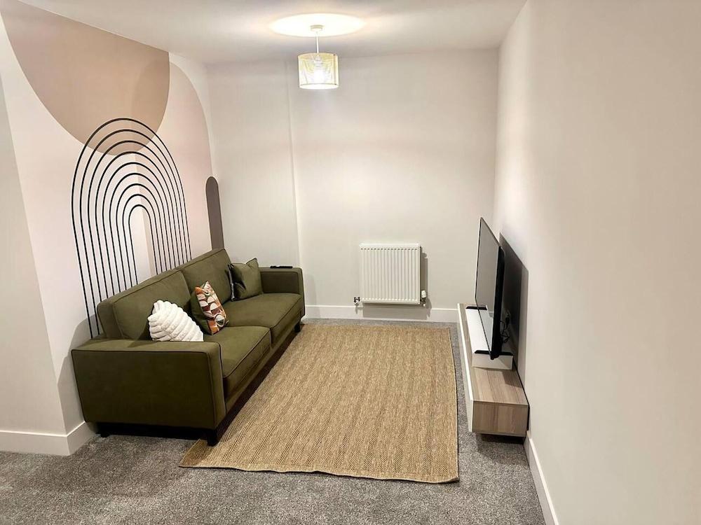 2 Bed Flat - Sleeps 4 - Balcony - Smoking