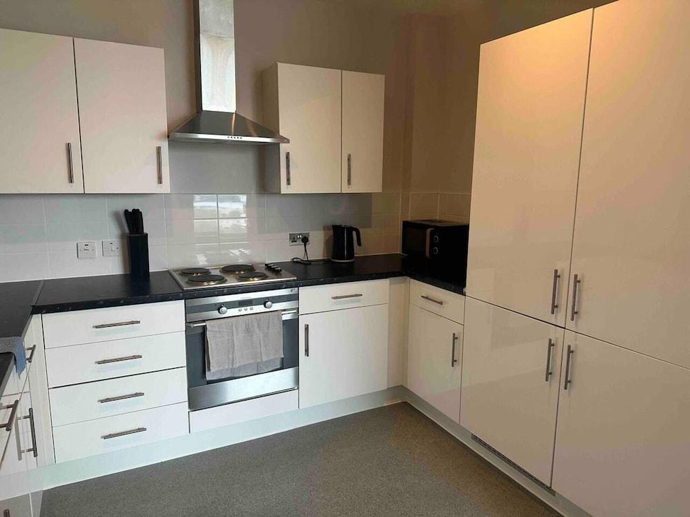 2 Bed Flat - Sleeps 4 - Balcony - Smoking