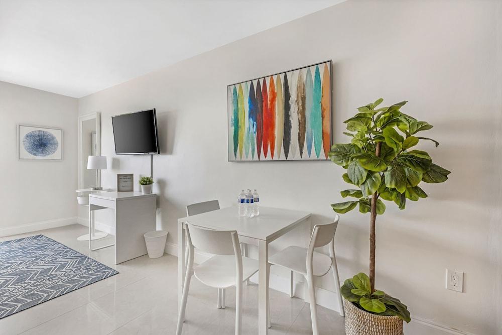 Waterfront condo Studio - Free Parking