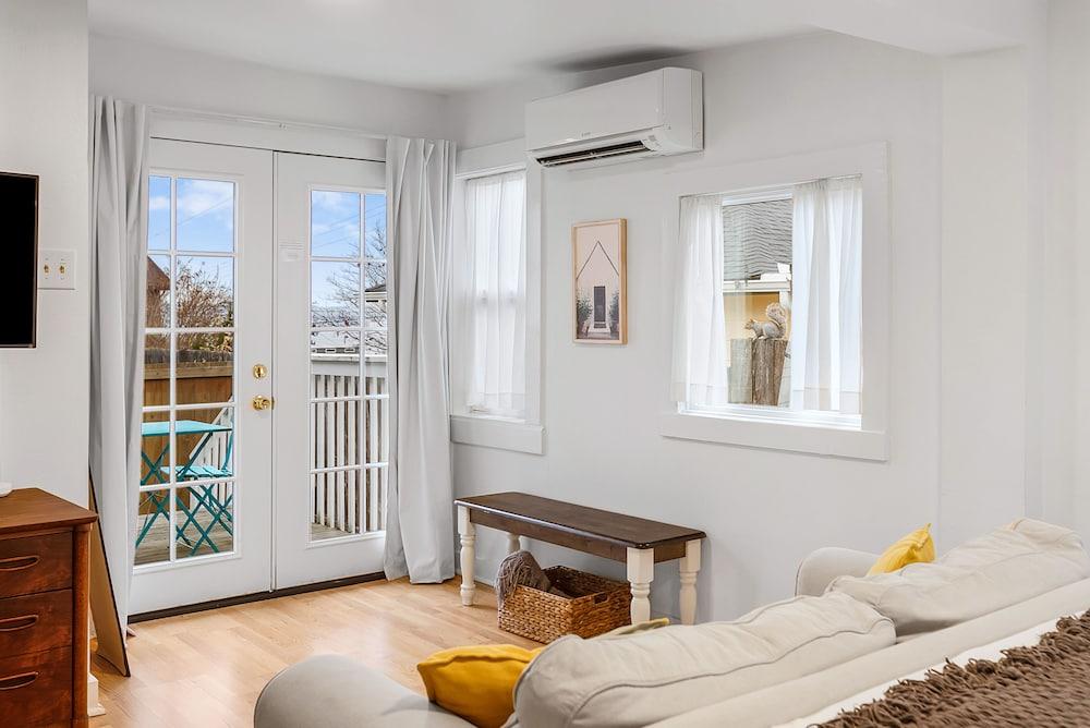 Walk to the waterfront The Hobbit House