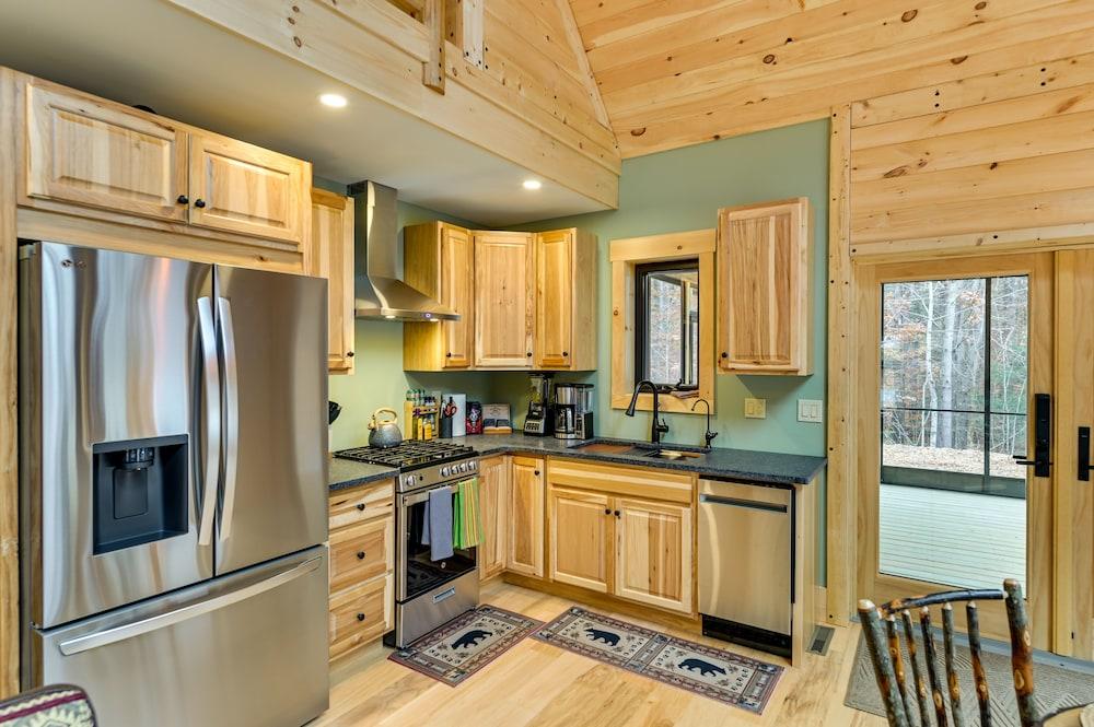 Modern Cabin w/ Hot Tub & Sacandaga Lake Access!