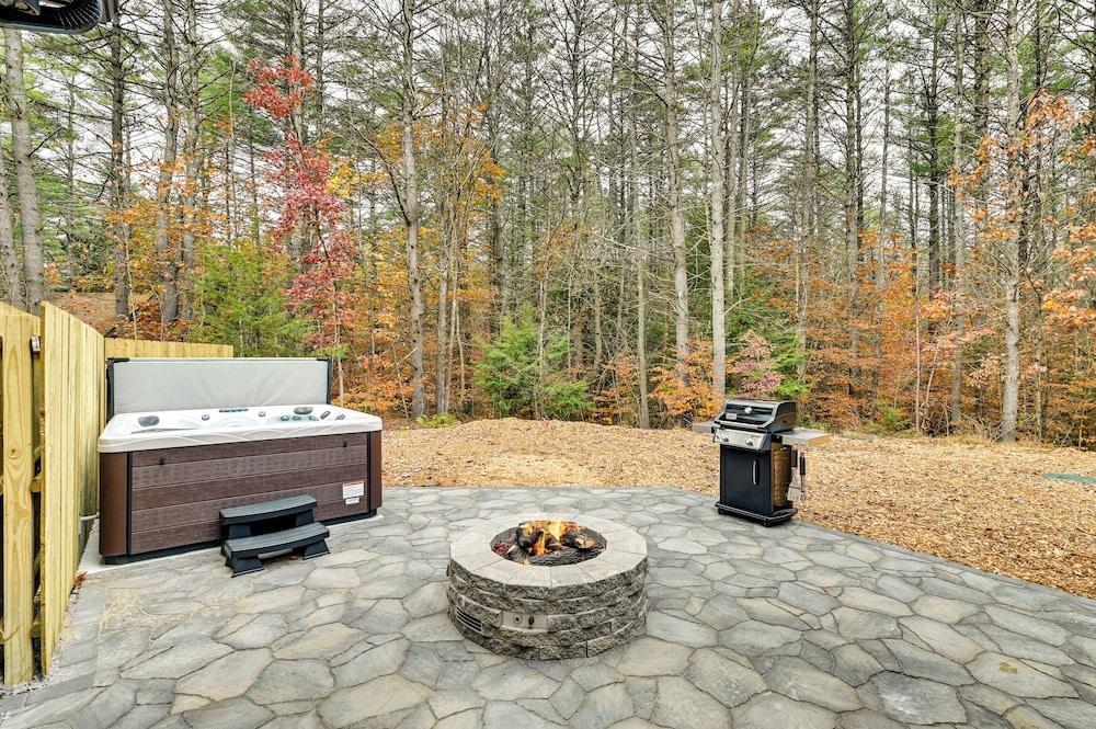 Modern Cabin w/ Hot Tub & Sacandaga Lake Access!