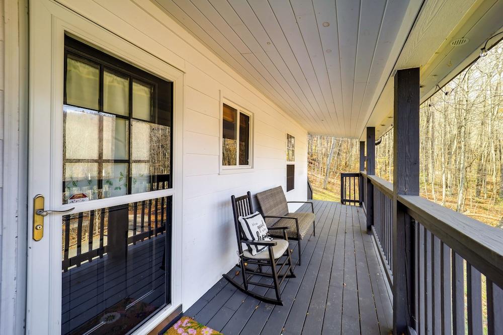 Pet-friendly Cabin w/ Fire Pit in Spruce Pine!