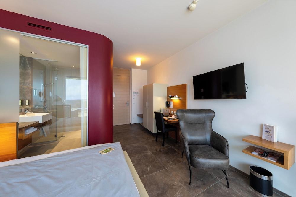 Hotel AVIVA make friends - Singles only