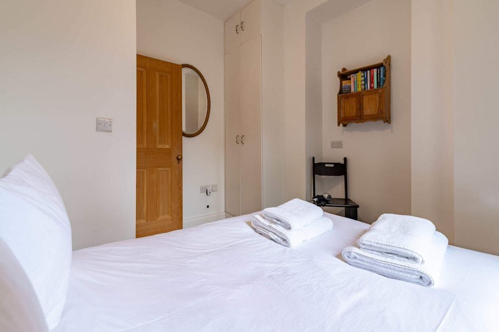 Beautiful Two Bed Abode In South West London