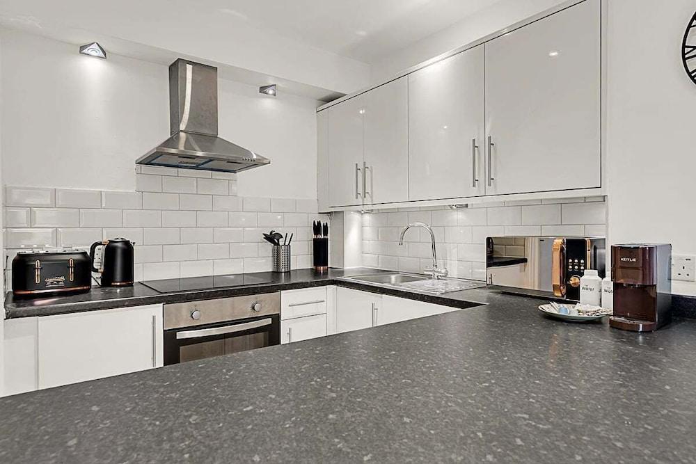 Contemporary Oasis in Paddington III