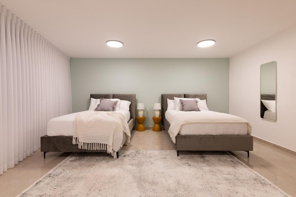 Huge & Lovely Unit 2BR 2BT By the beach