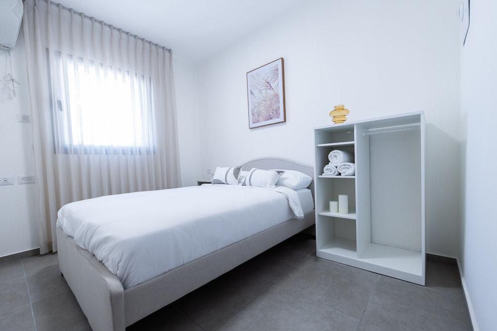 SeaFront Luxurious 3 BR Apartment