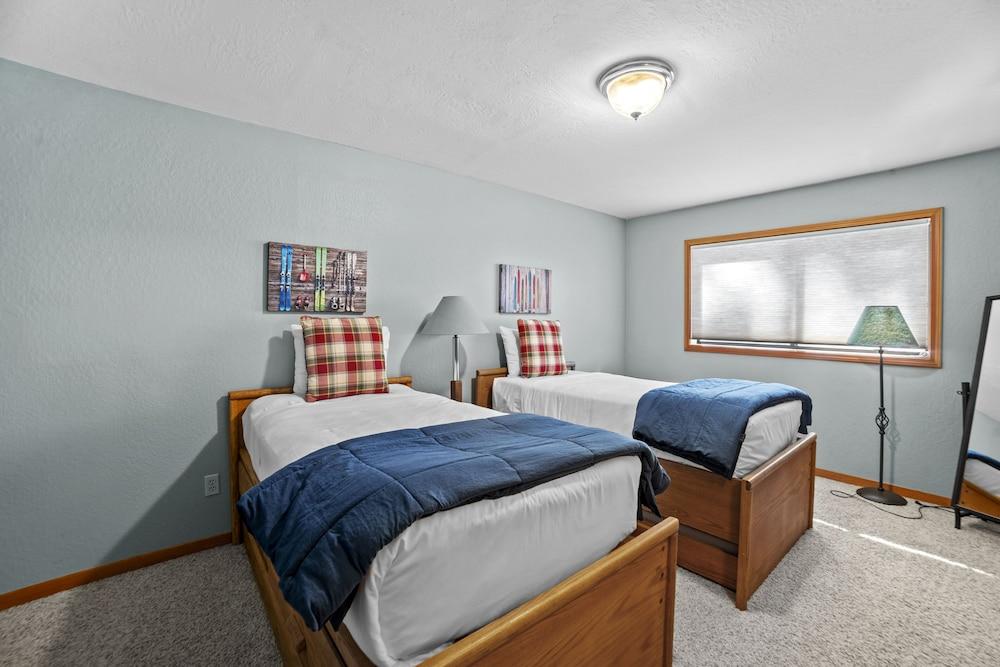 4 Bedroom Home with Hot Tubnd Ski Access by RedAwning