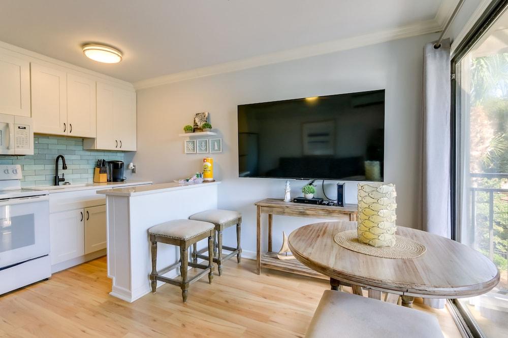 Hilton Head Island Condo: Steps to Beach!