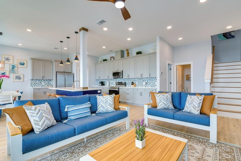 Steps to Beach: Vibrant House in Galveston!