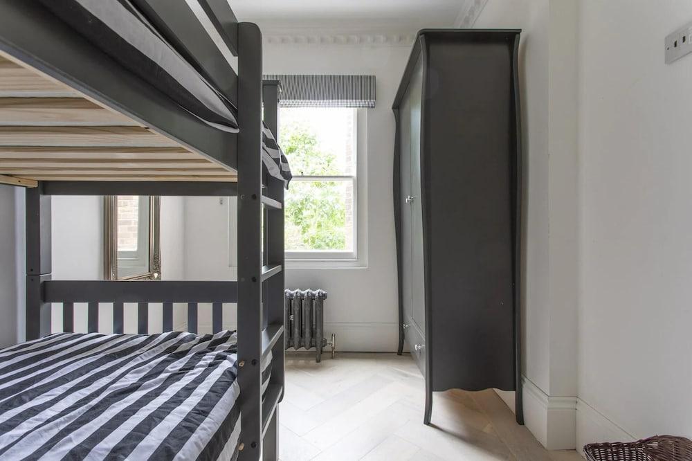 4-bed Flat in West London, Sleeps 8, 8 min to Tube