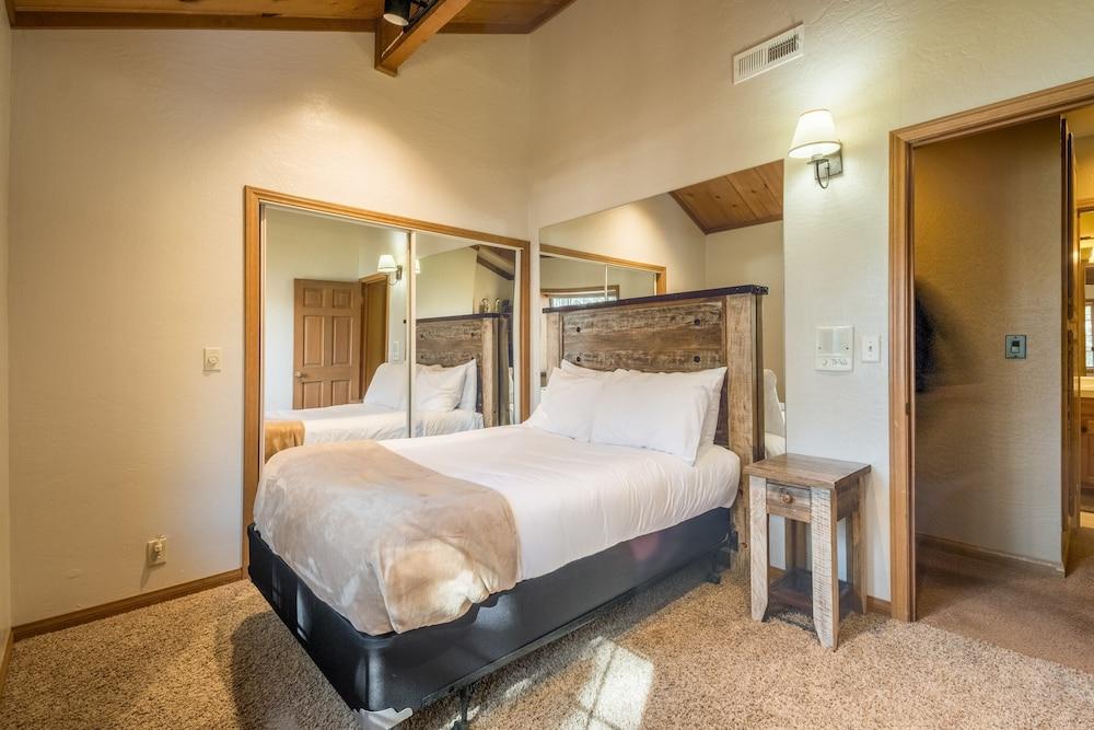 Water's Edge Estate by Avantstay Large Lakefront Cabin w/ Dock and Hot Tub