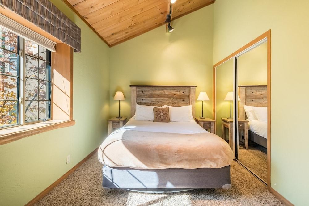 Water's Edge Estate by Avantstay Large Lakefront Cabin w/ Dock and Hot Tub