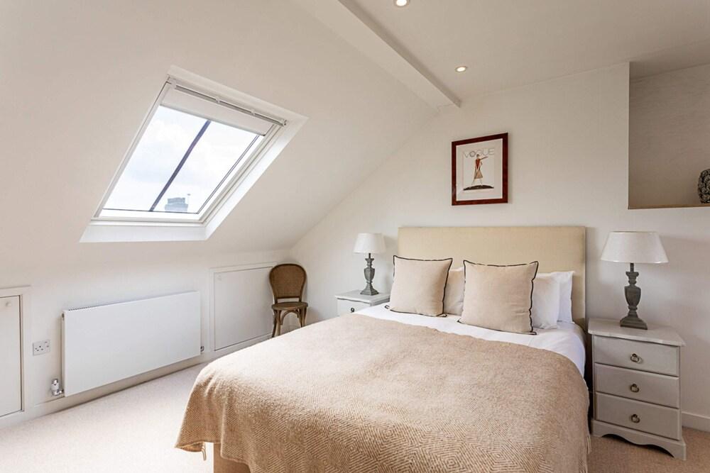 Bright and Spacious Penthouse With Terrace