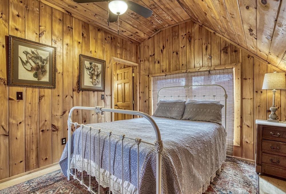 Secluded Hideaway 2 Bedroom Cabin by RedAwning