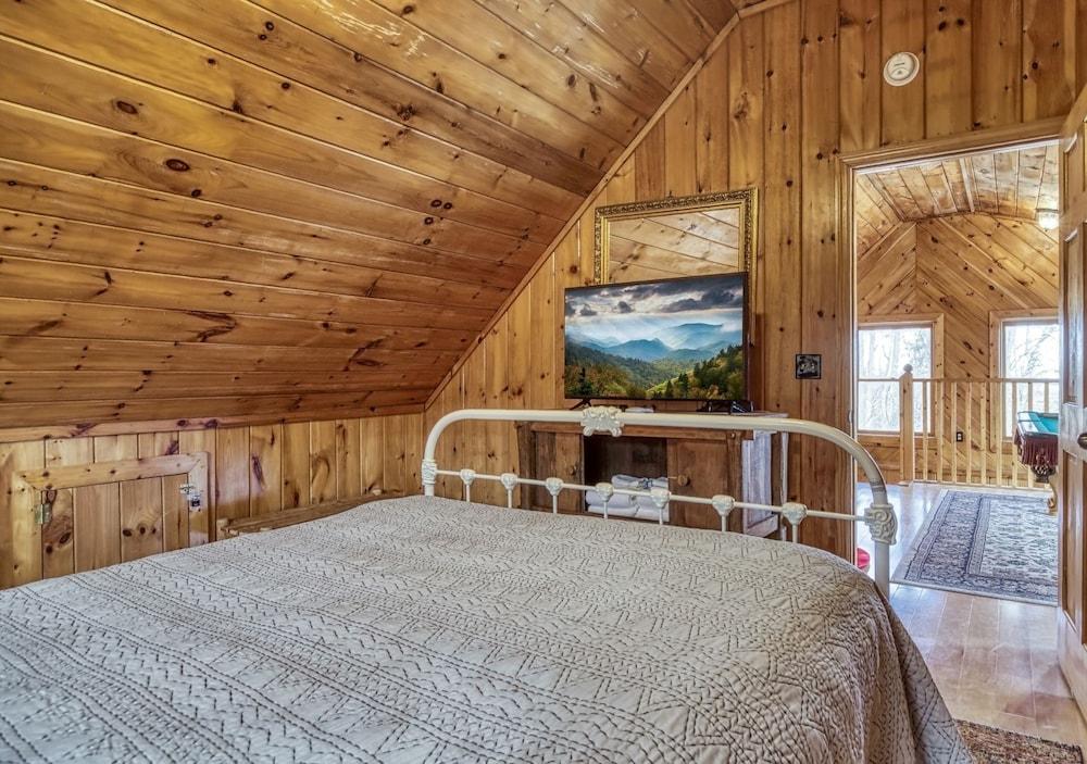 Secluded Hideaway 2 Bedroom Cabin by RedAwning