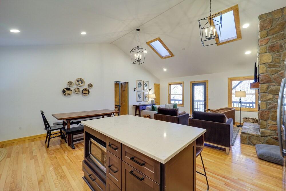 Blowing Rock Escape w/ Covered Deck & Fire Pit