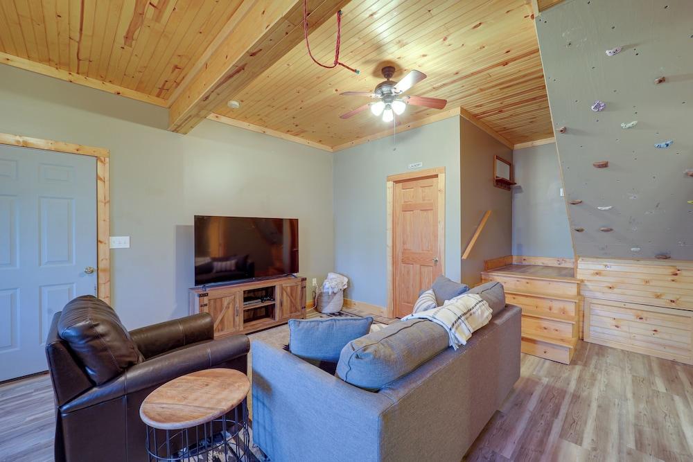 Blowing Rock Escape w/ Covered Deck & Fire Pit