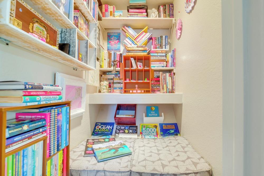 Spring Hill Home on Canal: Boat Dock & Pool Table!