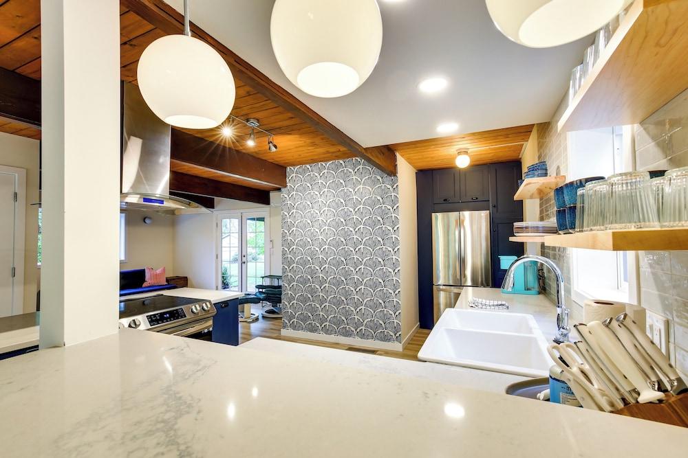 Modern Oregon Getaway w/ Fireplace, Yard & Deck
