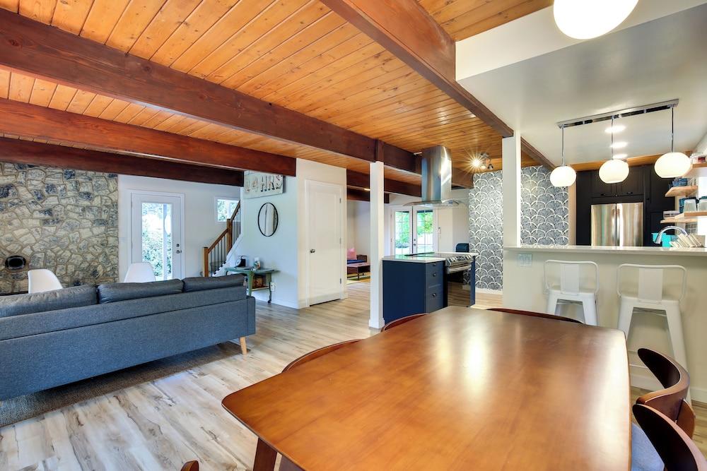 Modern Oregon Getaway w/ Fireplace, Yard & Deck