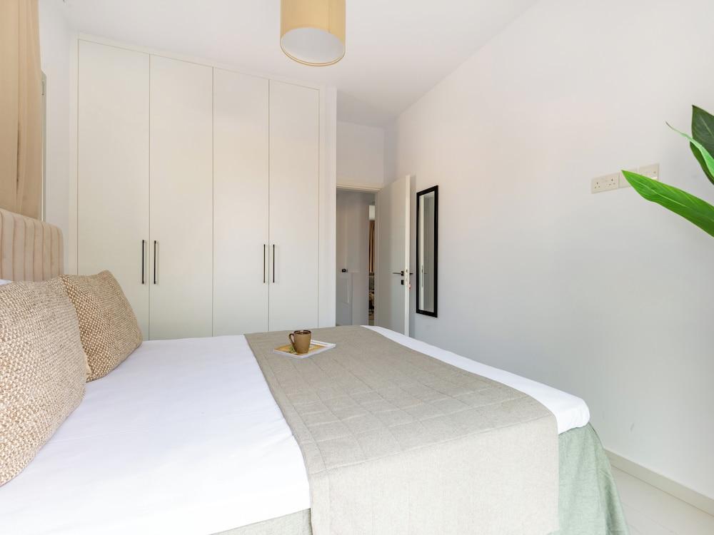 Sanders Cruise - Spacious 2-bdr Apt With Balcony