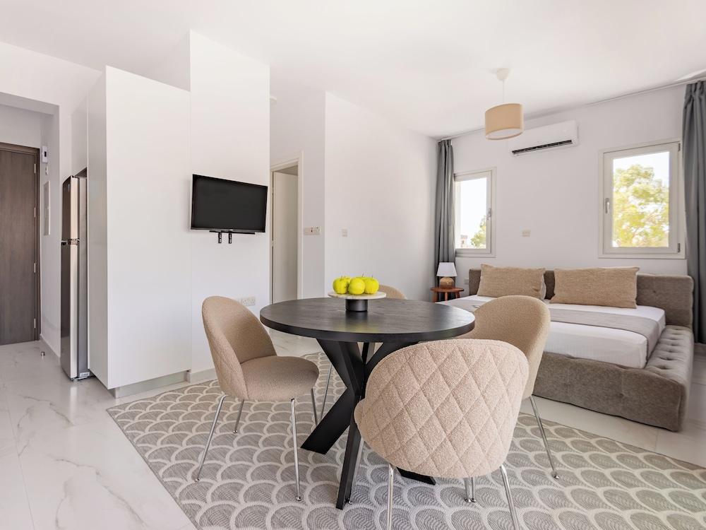 Sanders Cruise - Elegant Studio Apt With Balcony