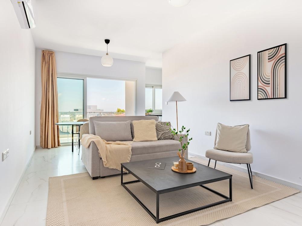 Sanders Cruise - Lovely 1-bdr Apt With Balcony