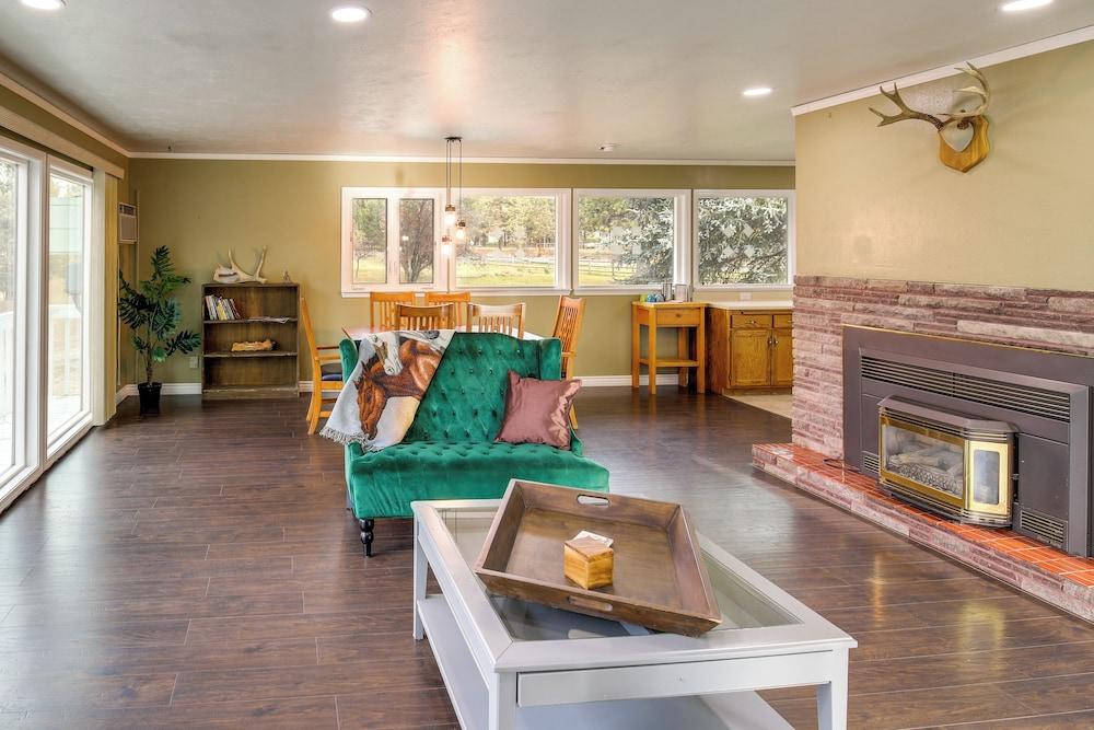 Pet-friendly Montana Abode w/ Balcony & Fireplace!