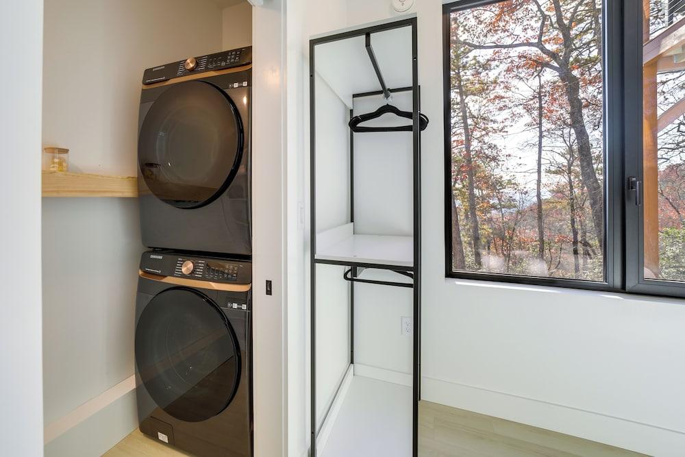 Modern Mountain-view Sanctuary in Pisgah Forest