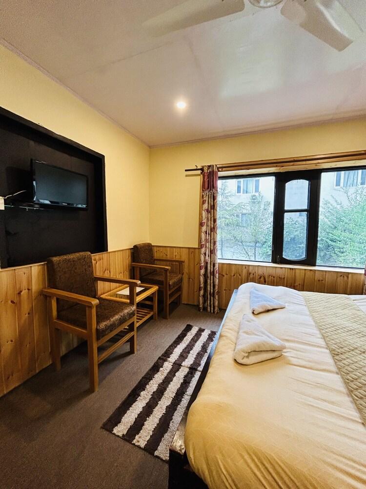 The Iceland Hotel Srinagar