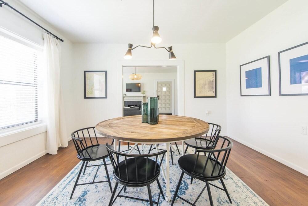 Newly Updated Cozy 1927 Uptown Tudor 4 min to Magnolia