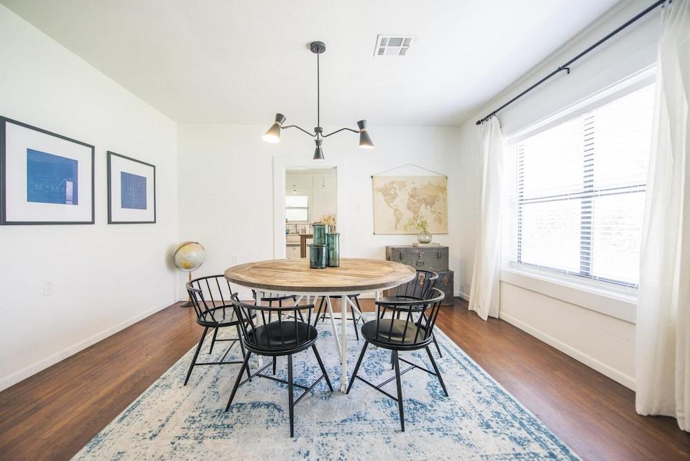 Newly Updated Cozy 1927 Uptown Tudor 4 min to Magnolia