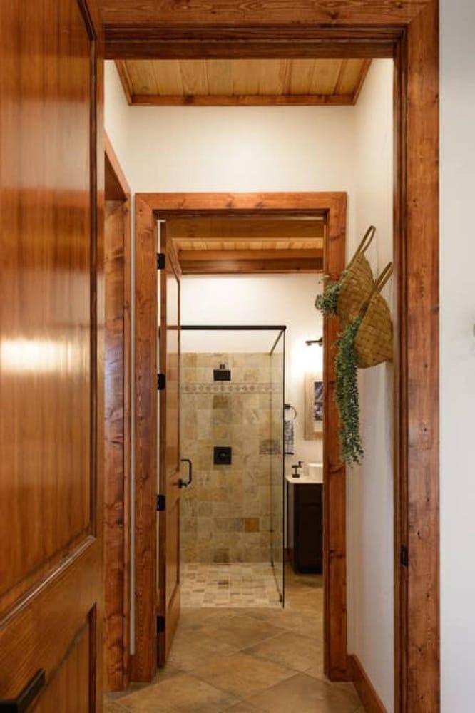 Little Dutch Cabin 102-12 min to Magnolia-baylor