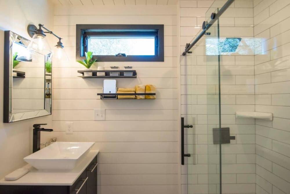 The Zephyr Tiny Container Home 12 min to Downtown Waco