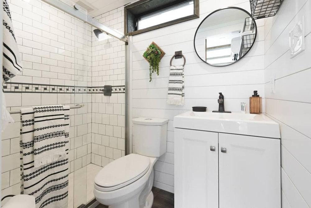 The Strazza House Tiny Container Home 12 min to Magnolia Silos Baylor Downtown