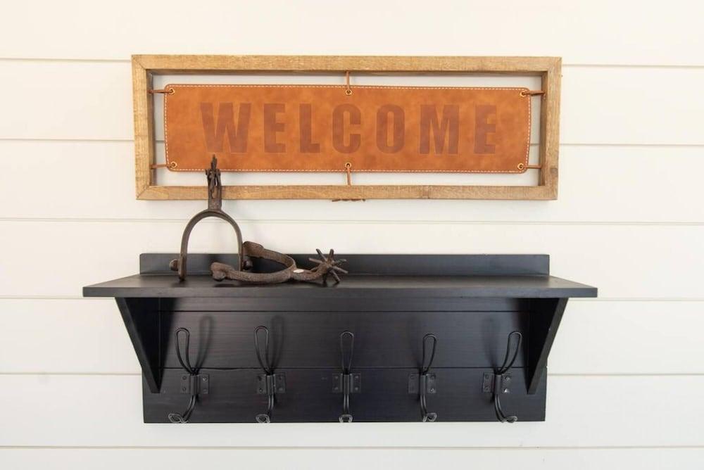 New Longhorn Stunning Container Home-in Alpine