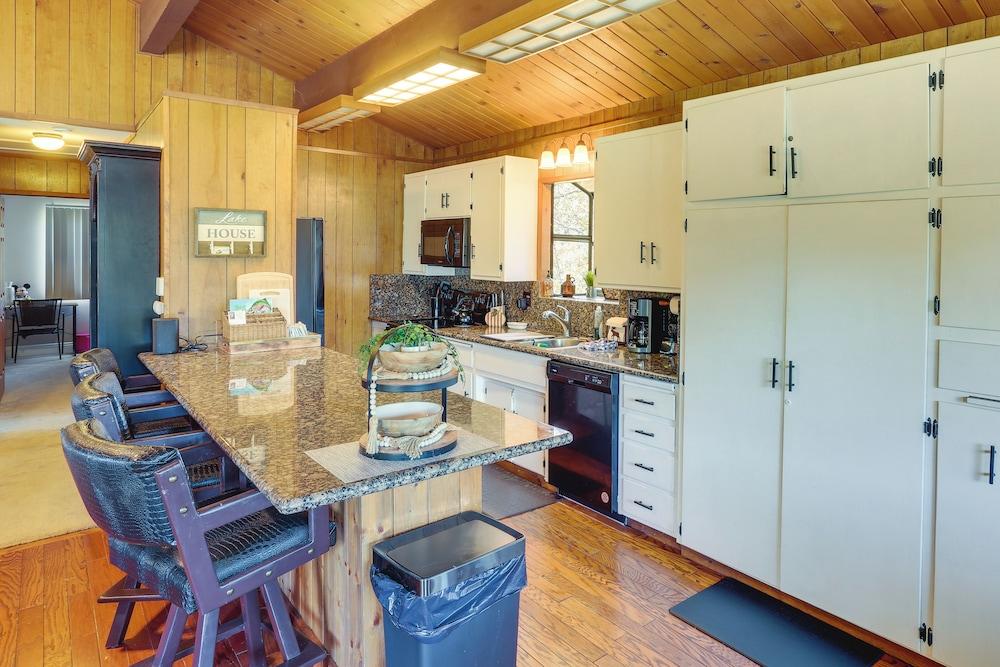 Spacious Crestline Retreat: 1 Mi to Lake Gregory