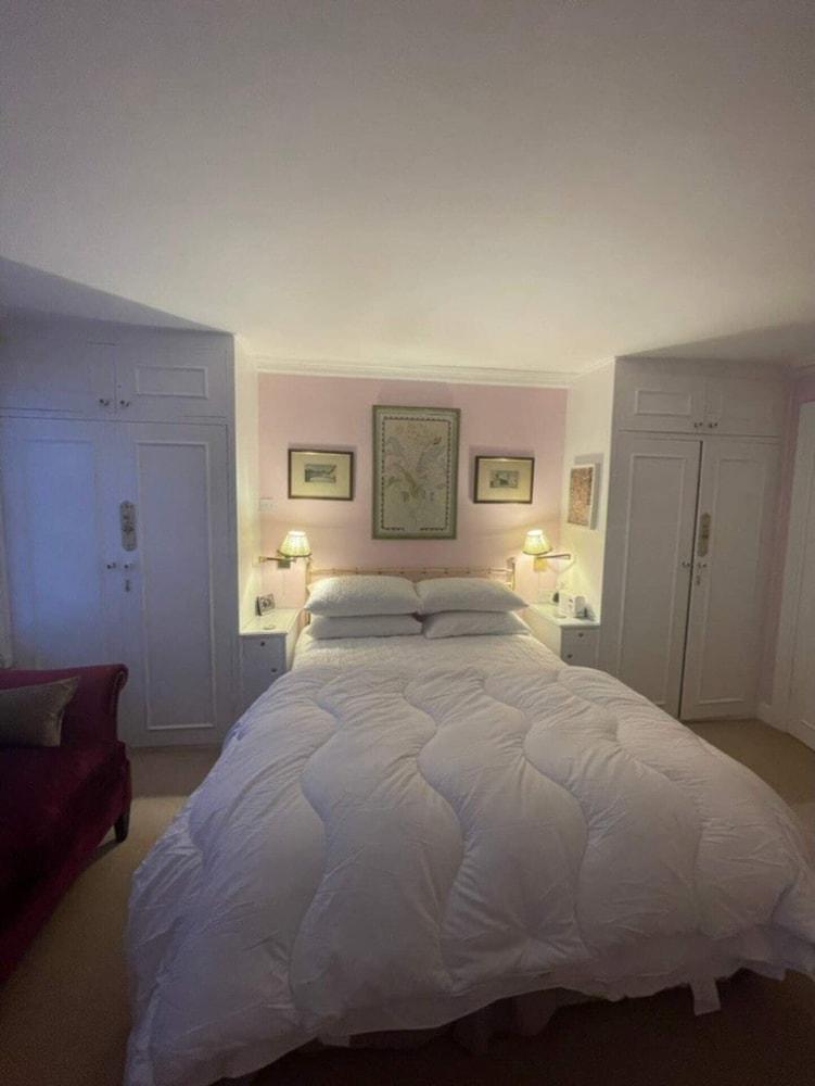 Expansive 4BD Home- 15 min From Buckingham Palace!