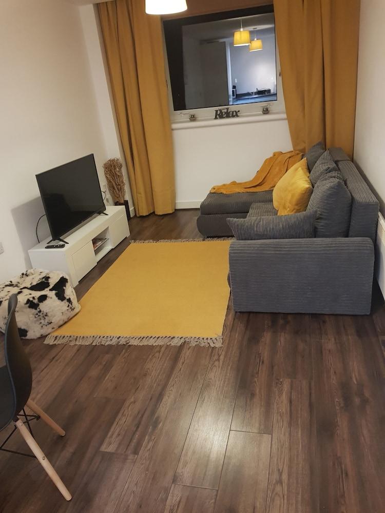 Brierley Hill - Apartment - Sleeps 2 - Parking