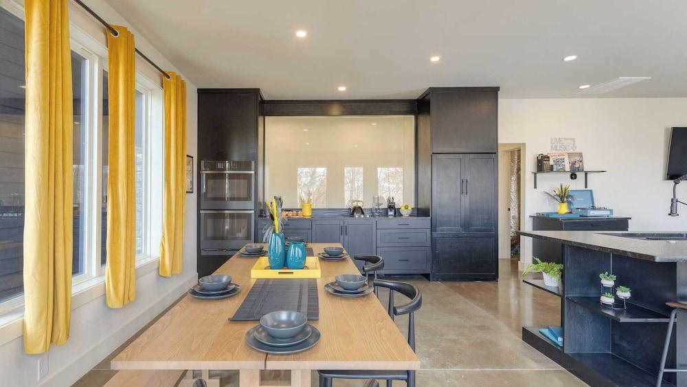 Dark Horse by Avantstay Hot Tub, Balcony, Views