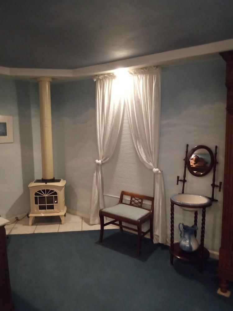 All Season's Groveland Inn