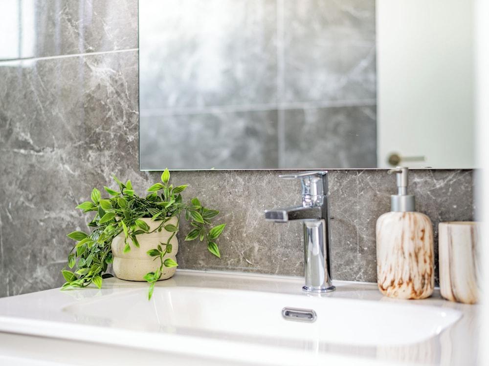 Sanders Evolution 2 - 2 Bedroom Apartment With Private Rooftop and Jacuzzi