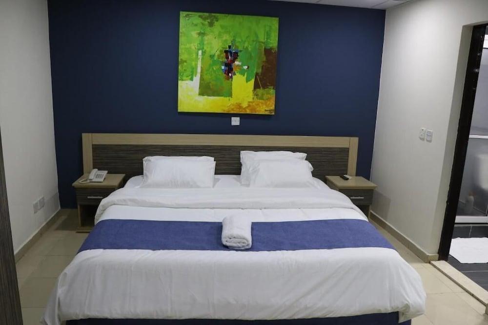 CATE HOUSE AND APARTMENT