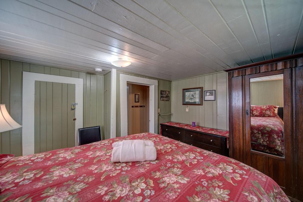 Moonshiner's Cabin Minutes From Two Wheels!