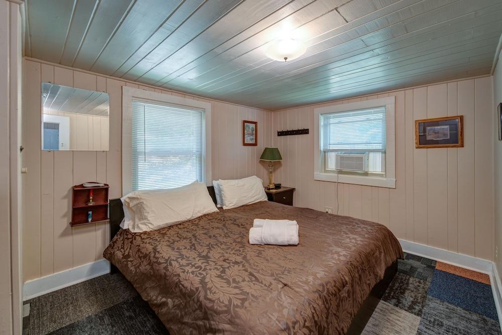 Moonshiner's Cabin Minutes From Two Wheels!