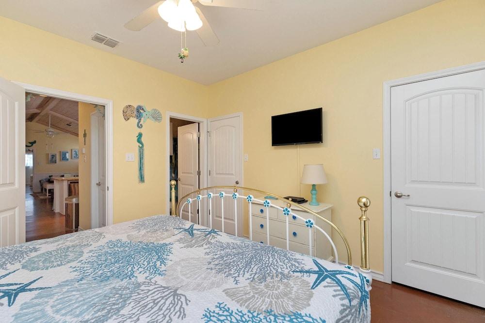 Mango Bungalow Sleeps 8 2 Community Pools