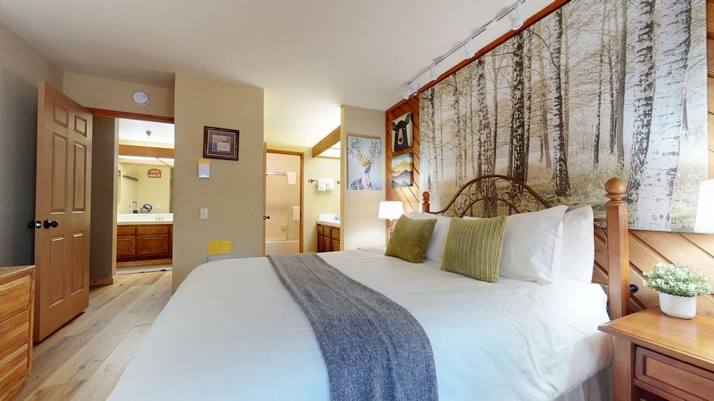 Inviting Mountain Retreat Steps From Ski Lifts!