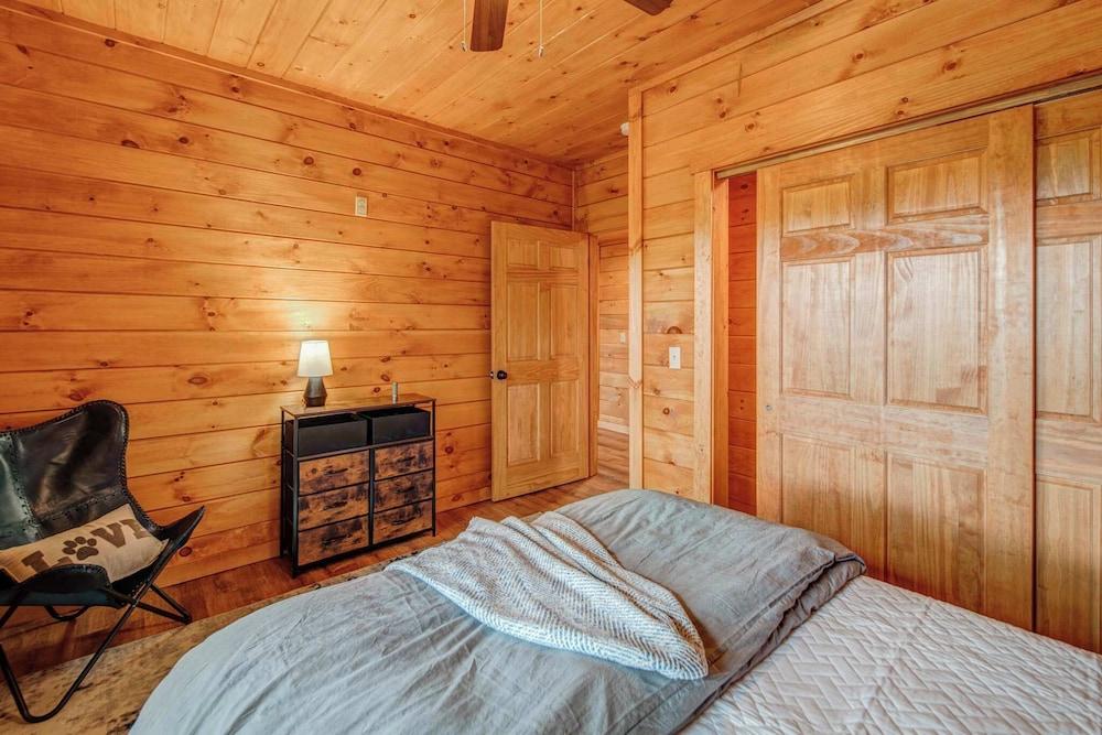 Gorgeous & Secluded 3 BDR Cabin in Mineral Bluff!